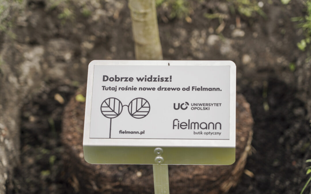Wspólne sadzenie drzewa na kampusie – współpraca Uniwersytetu Opolskiego oraz Fielmann Polska
